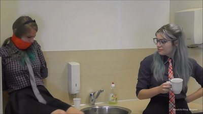 Կախված / կապկպված և բերանը փակված / նեղության մեջ գտնվող տիկին